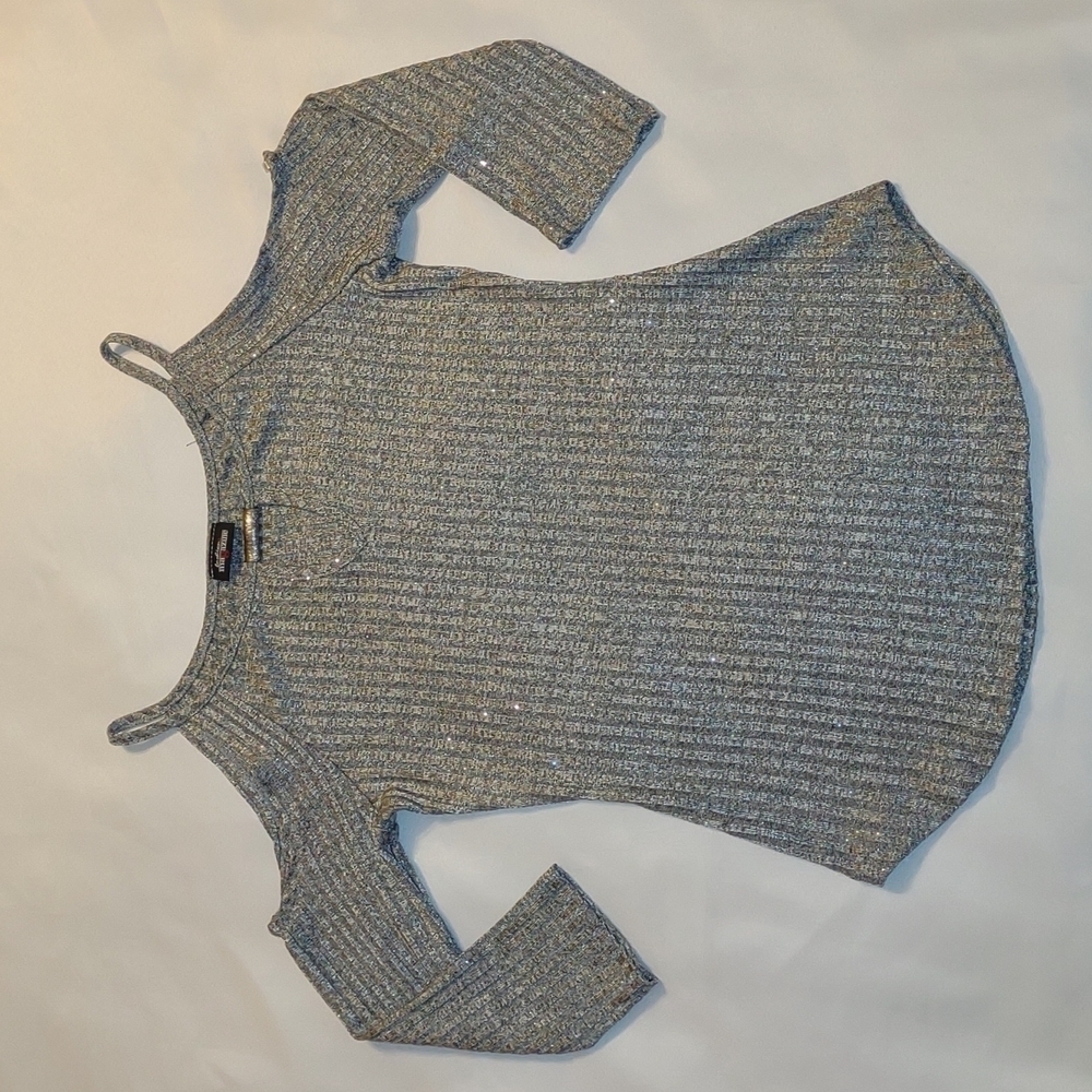 𝅺Fashion Magazine Gray Quarter Sleeve Cold Shoulder Top
